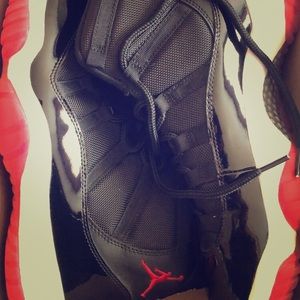 Jordan 11’s Bred size 12